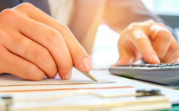 businessmen-are-using-a-calculator-and-using-a-PKU2PEL1 (1)