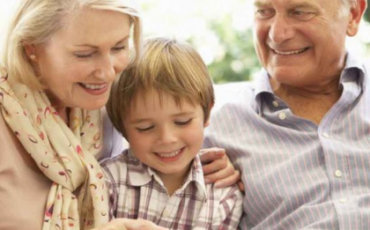 holidaying-with-older-parents-835x365